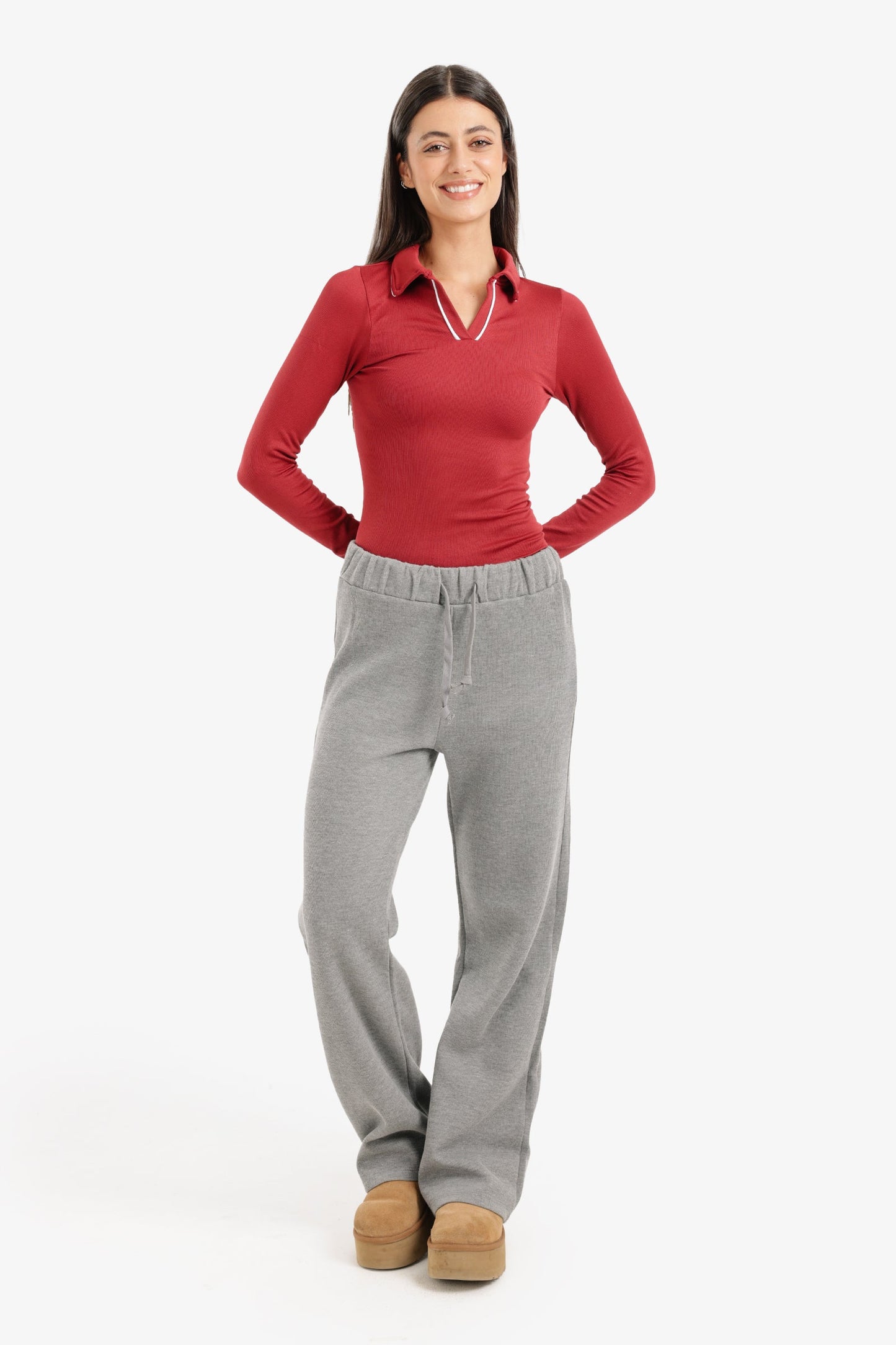 بلوزة بياقة على شكل حرف V