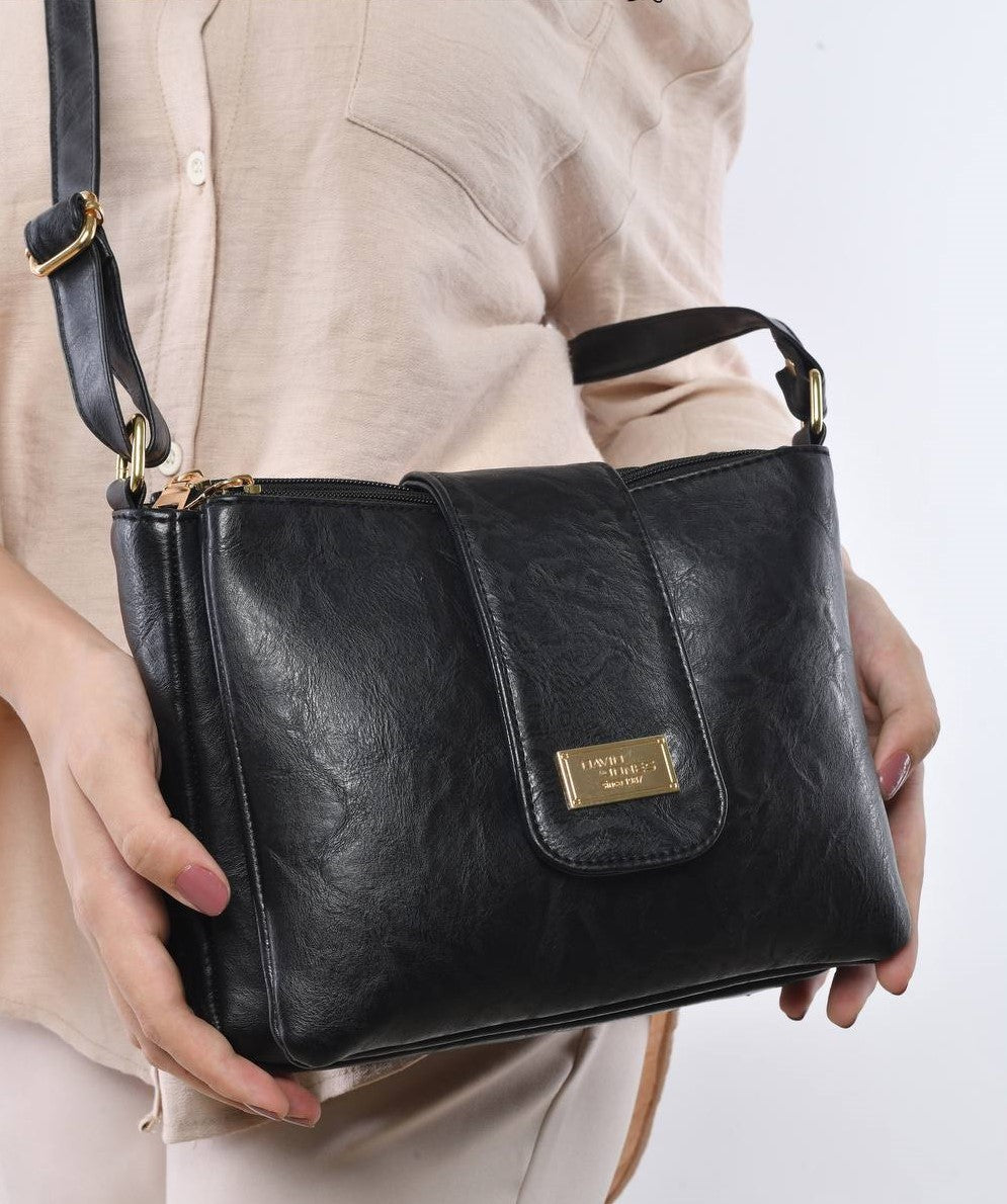 Black Magnetic Lock Crossbody Bag - حقيبة كروس بودي سوداء بقفل مغناطيسي