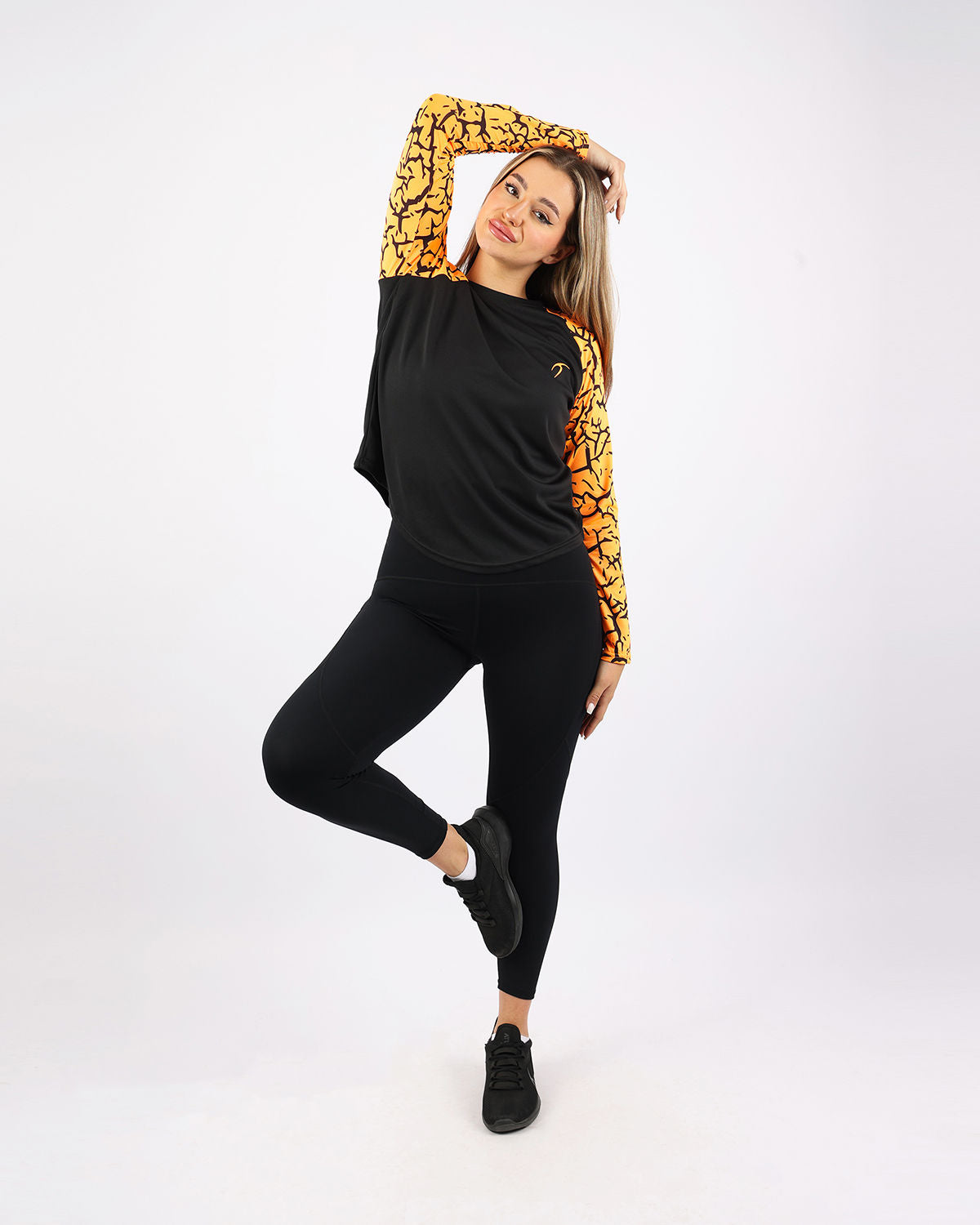 Crew Neck Long Sleeve Sports Top - بلوزة رياضية بأكمام طويلة وياقة دائرية