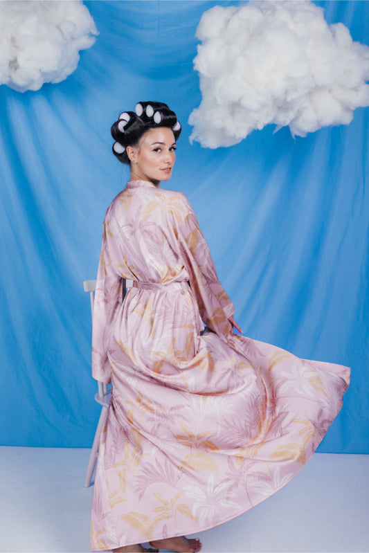 رداء ماكسي ساتان بطبعة أوراق الشجر