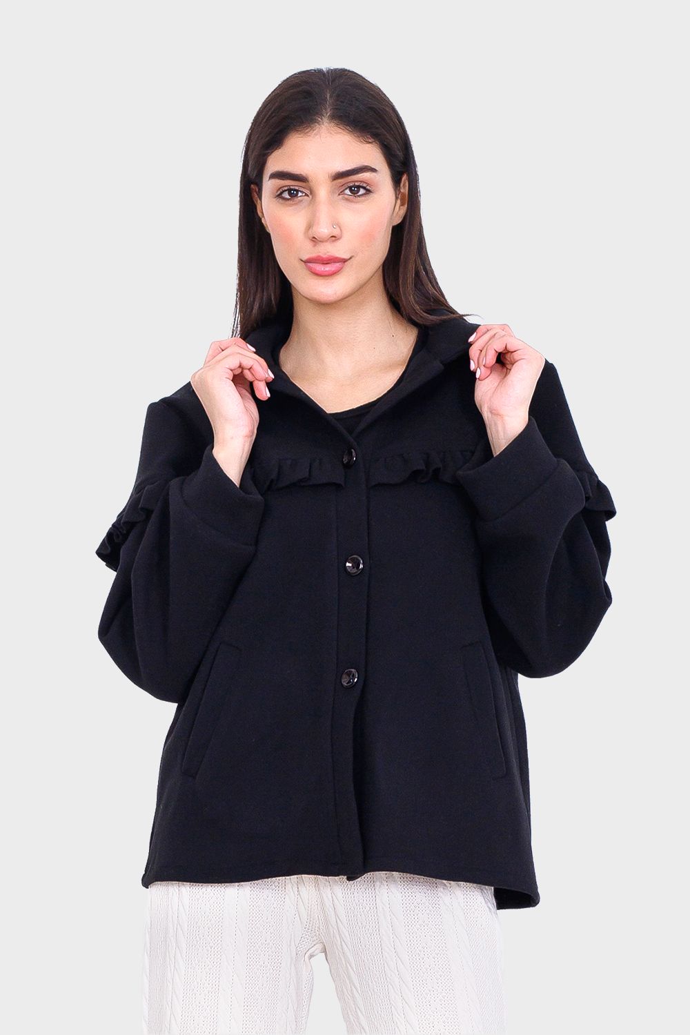 بلوزة بأزرار وتفاصيل كشكش