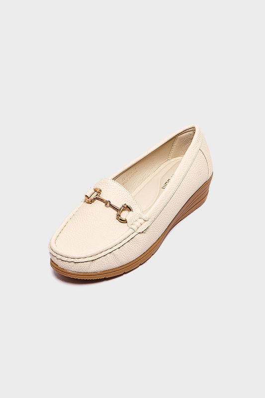 حذاء بحلية ذهبية اللون