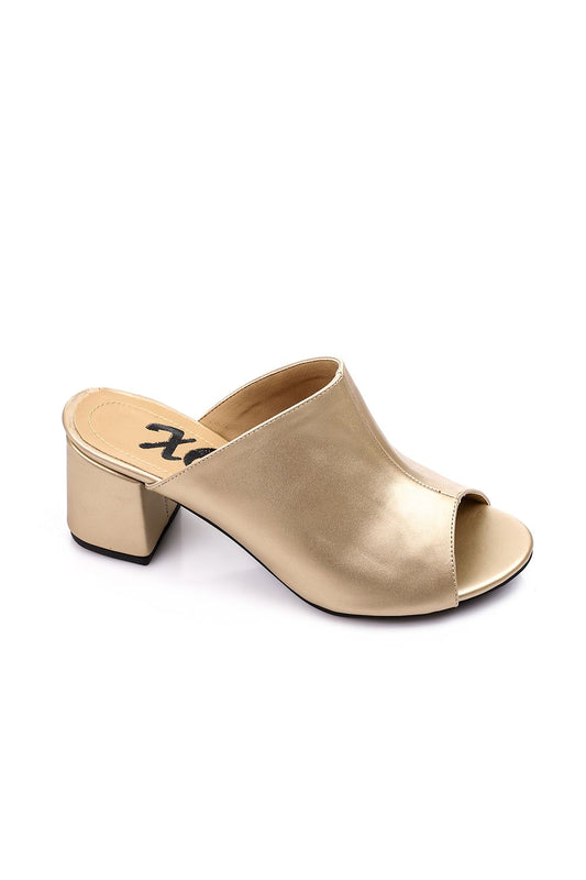 شبشب ذهبي بكعب سميك