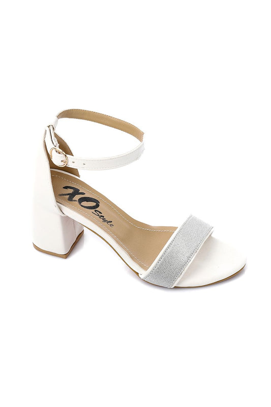 صندل بكعب عالي وإبزيم لامع، أبيض