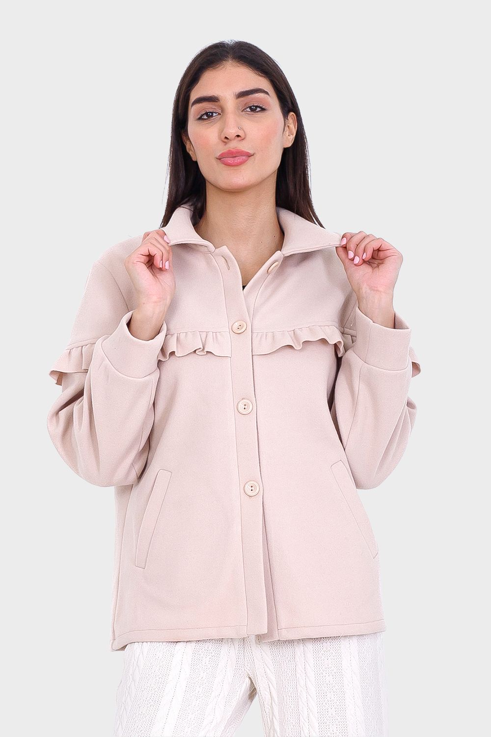 بلوزة بأزرار وتفاصيل كشكش