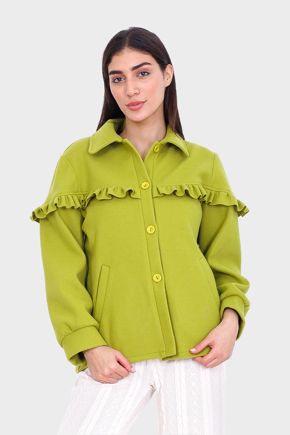 بلوزة بأزرار وتفاصيل كشكش