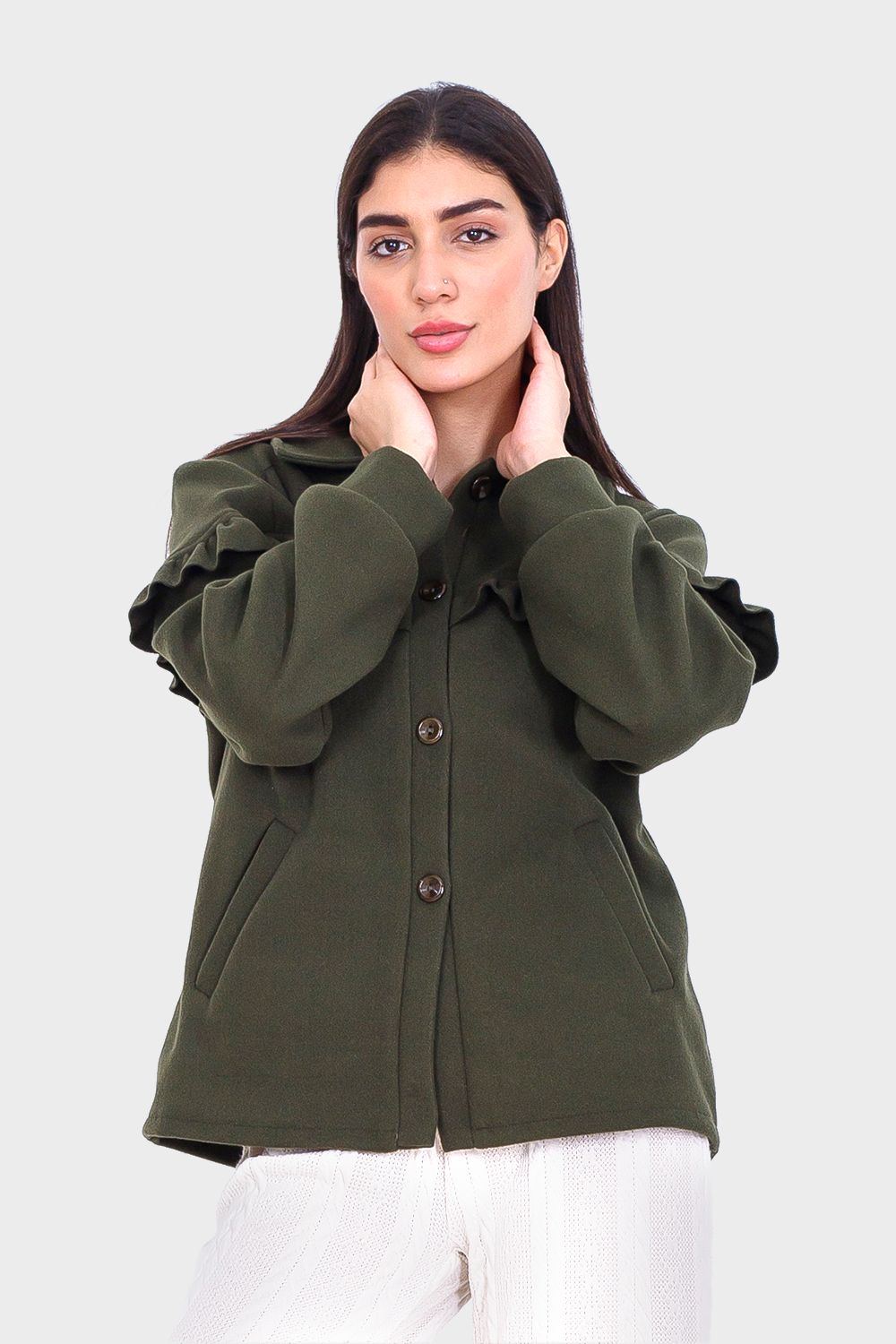 بلوزة بأزرار وتفاصيل كشكش