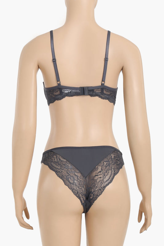 مجموعة حمالة صدر بسلك مع سروال داخلي من الدانتيل