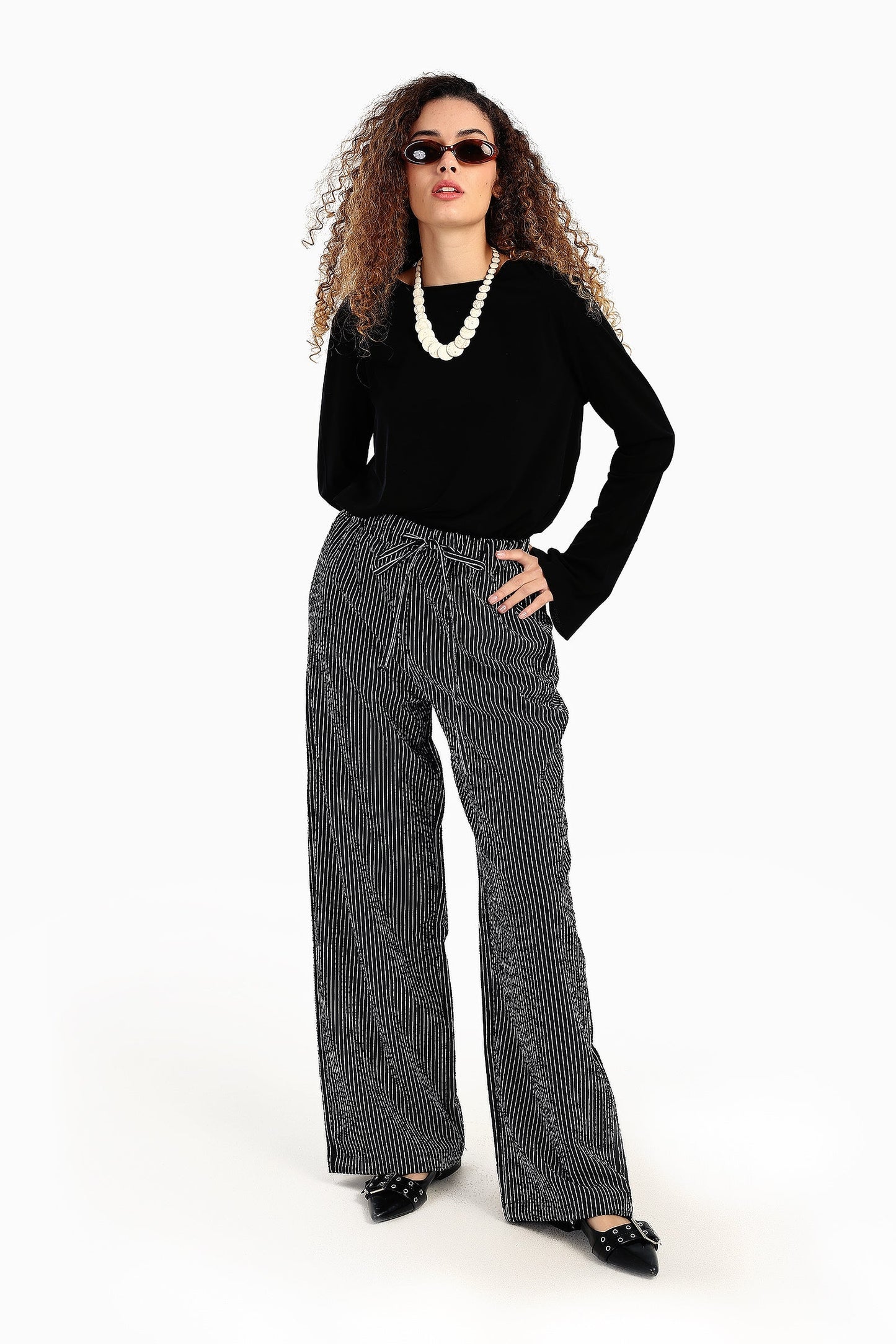 بلوزة سوداء بأكمام جرس