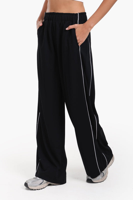 بنطال استرخاء أسود بخطوط جانبية