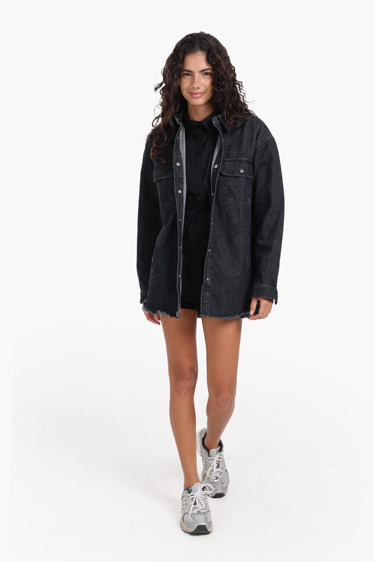 قميص أسود مع جيوب على الصدر