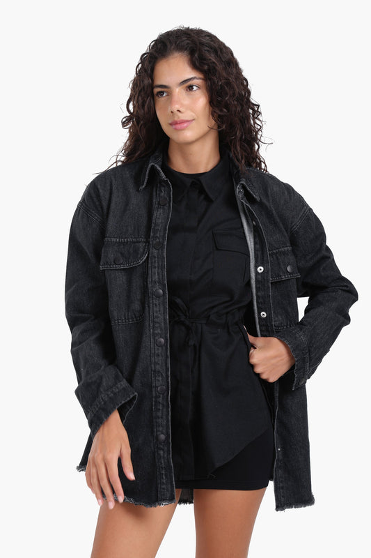 قميص أسود مع جيوب على الصدر