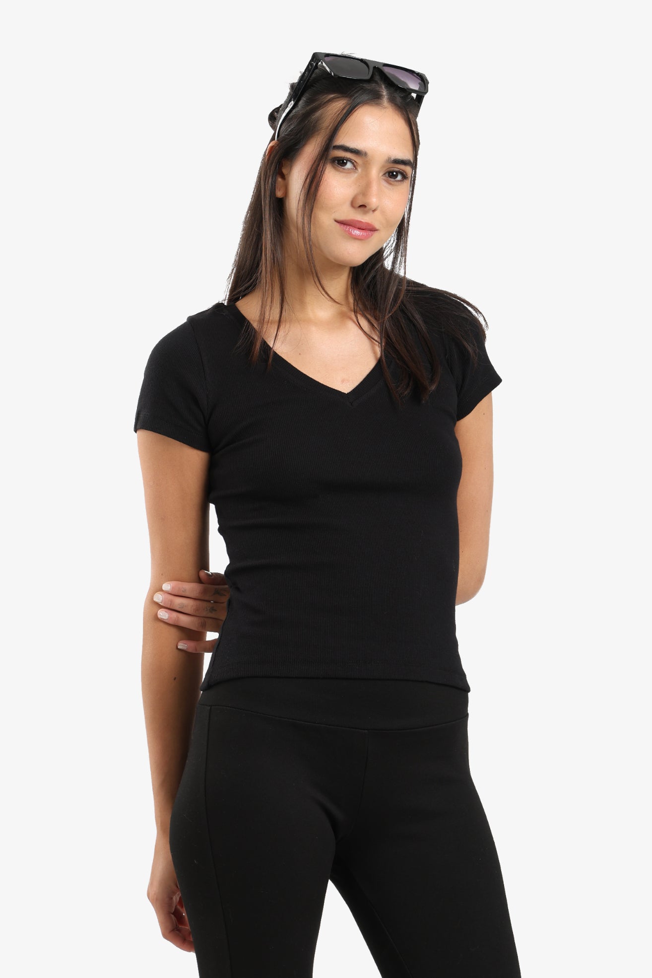 بلوزة ضيقة بفتحة رقبة على شكل حرف V