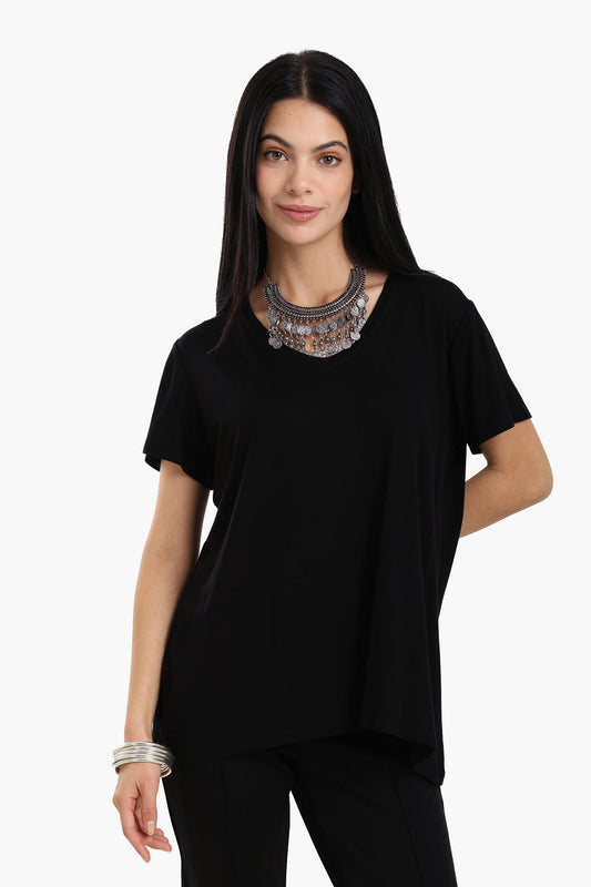 تي شيرت أساسي برقبة على شكل حرف V