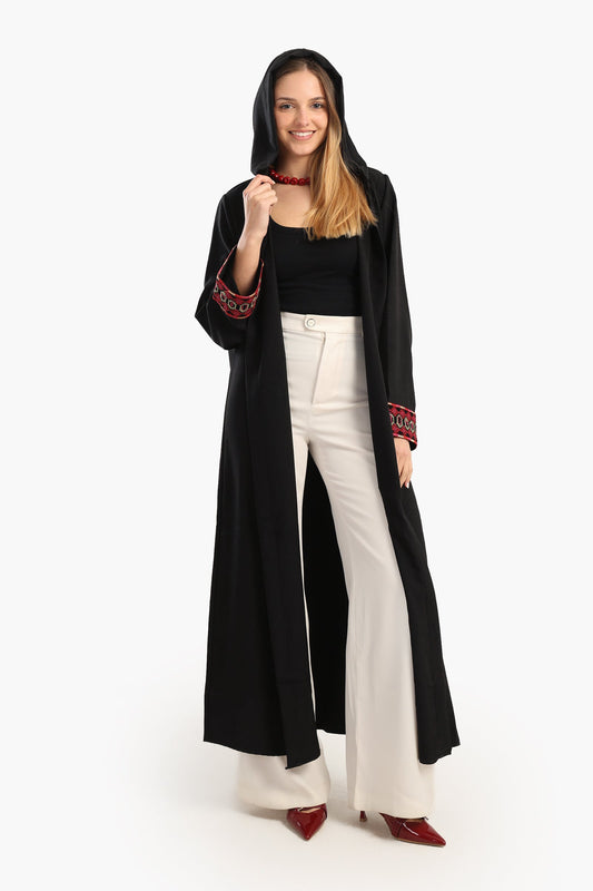 كيمونو أسود بأكمام مطرزة