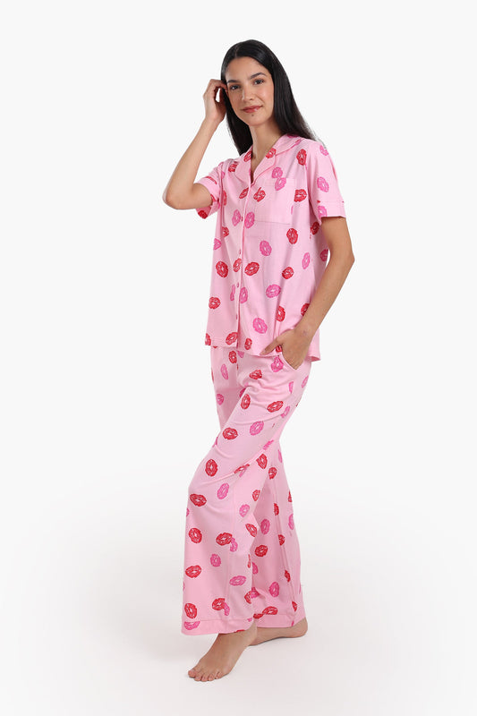 طقم بيجامة مطبوع عليه شفاه