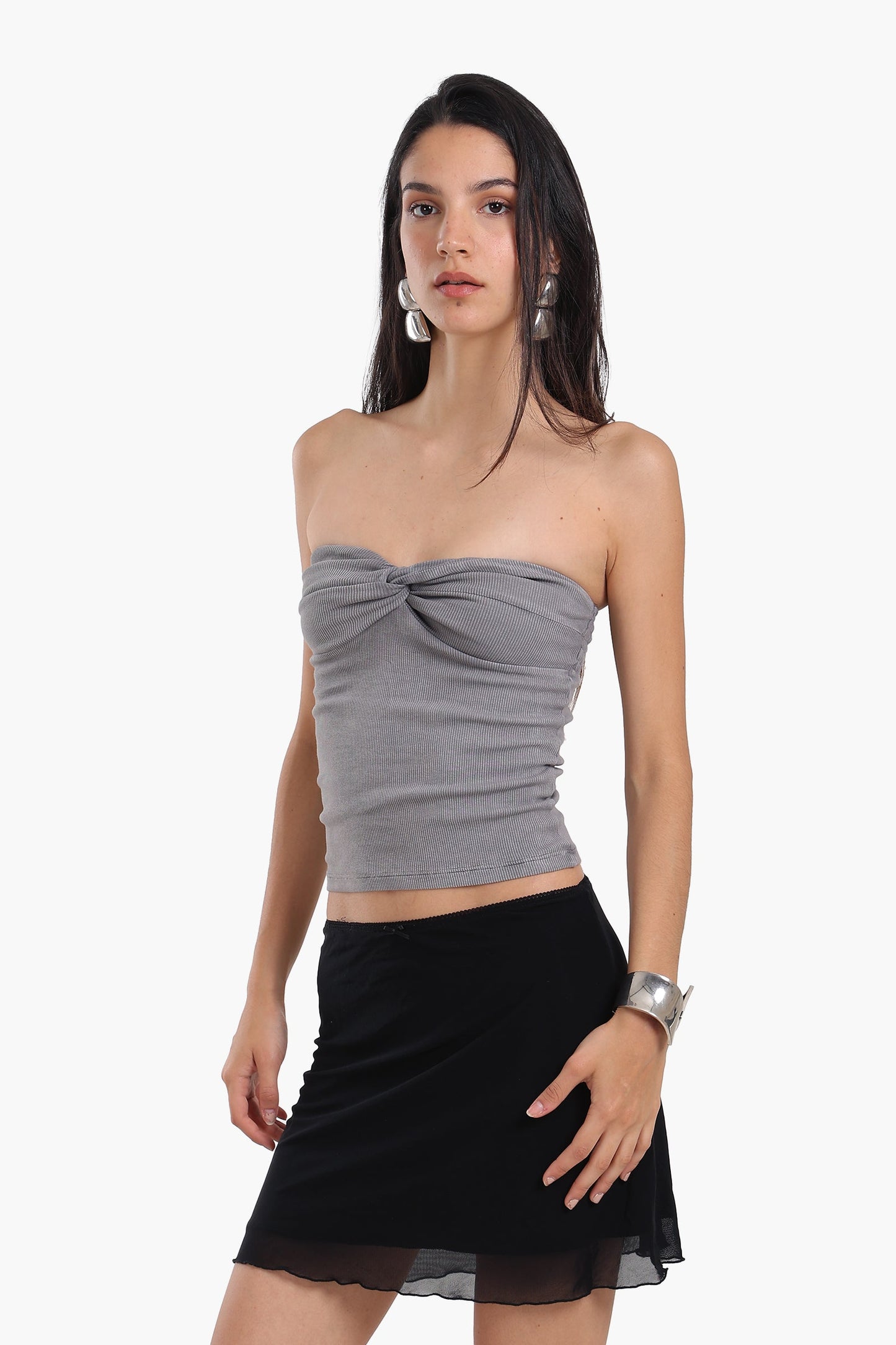 الجزء العلوي ذو التفاصيل الأمامية الملتوية