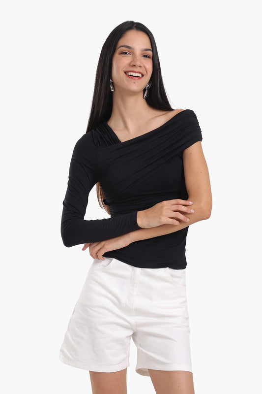 بلوزة مكشوفة الكتفين بتصميم متسارع