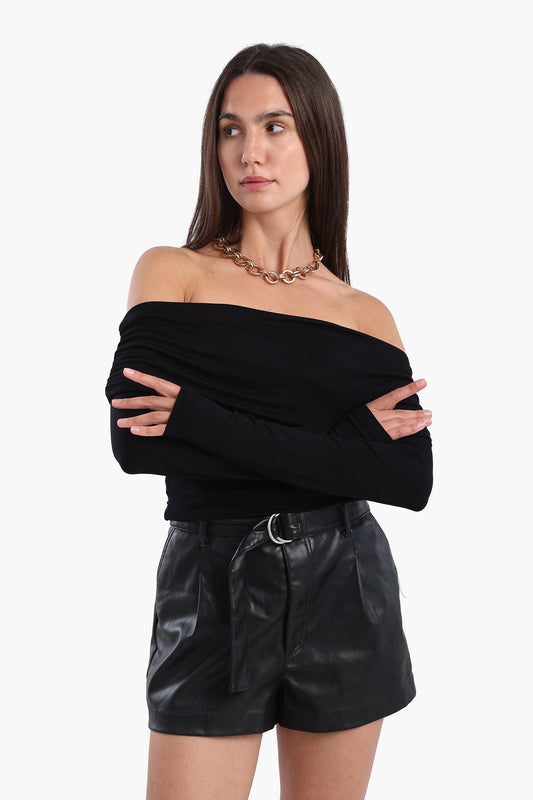 بلوزة سوداء مكشوفة الكتفين