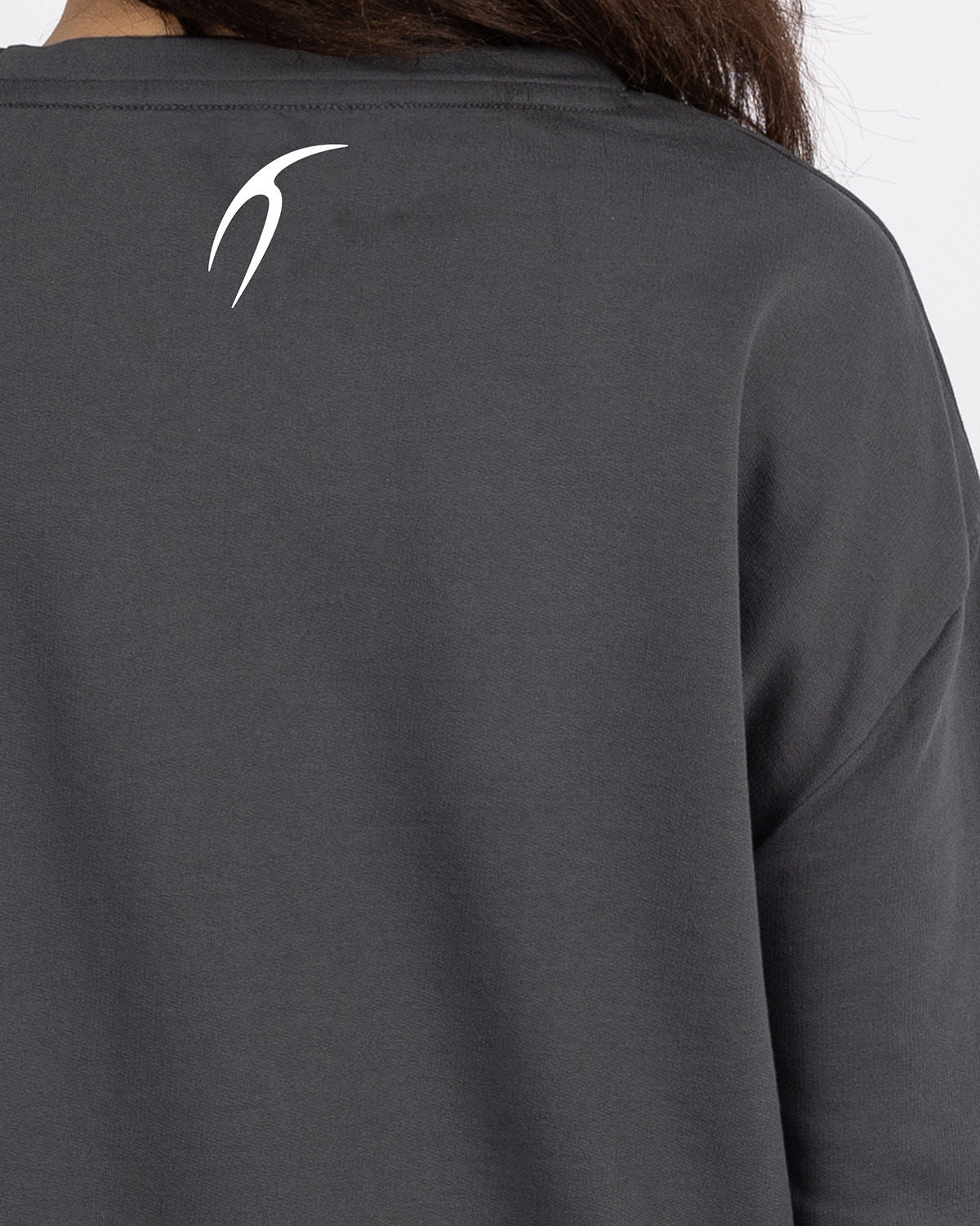 Gray Elegance Emblem Oversized T-Shirt - تي شيرت رمادي كبير الحجم بشعار الأناقة