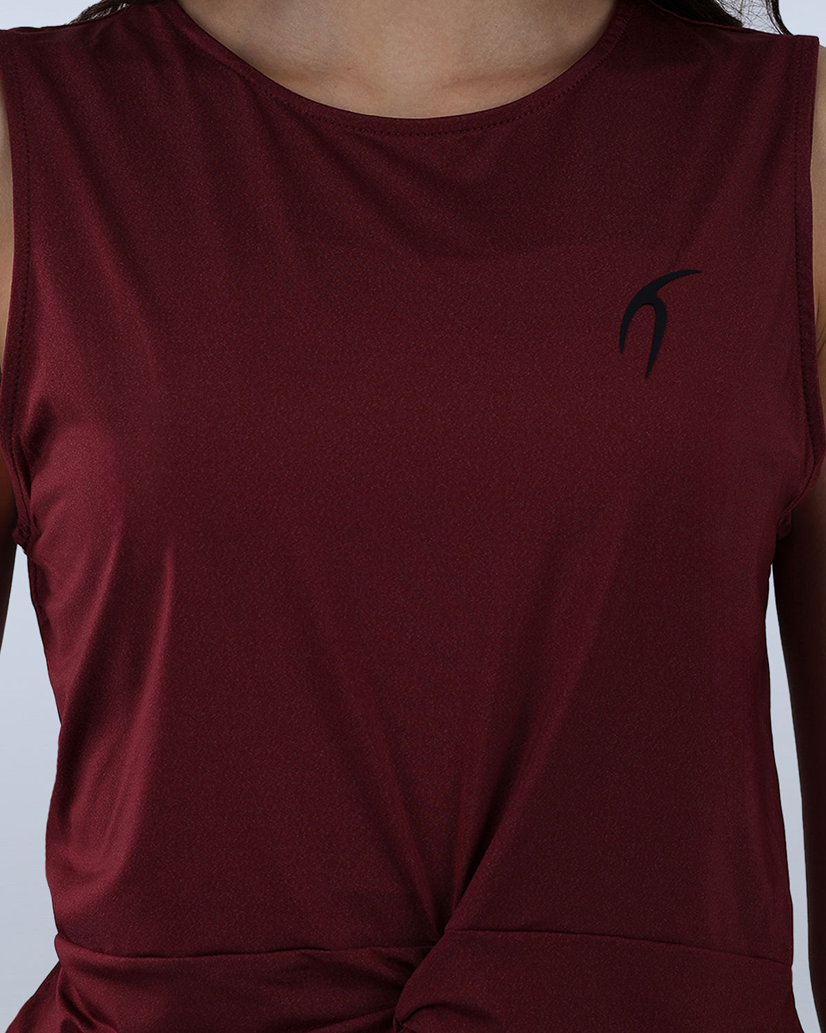 Burgundy Yoga Twist Cropped Tank Top - بلوزة يوغا تويست قصيرة باللون العنابي