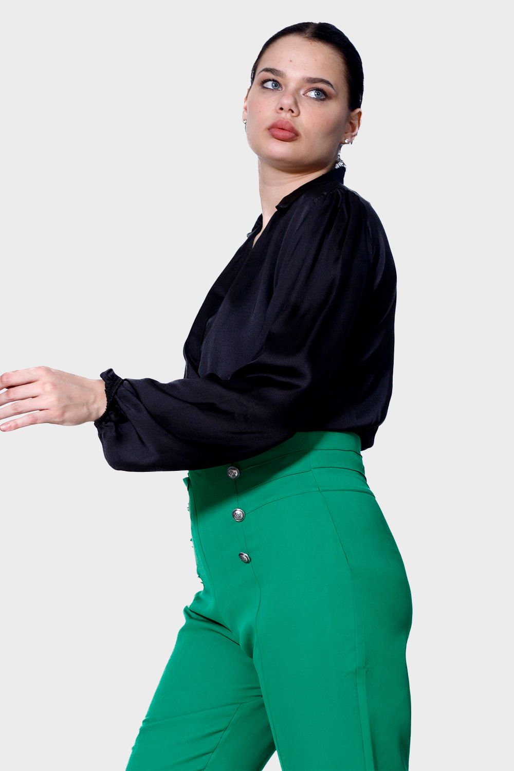 بلوزة قصيرة عصرية