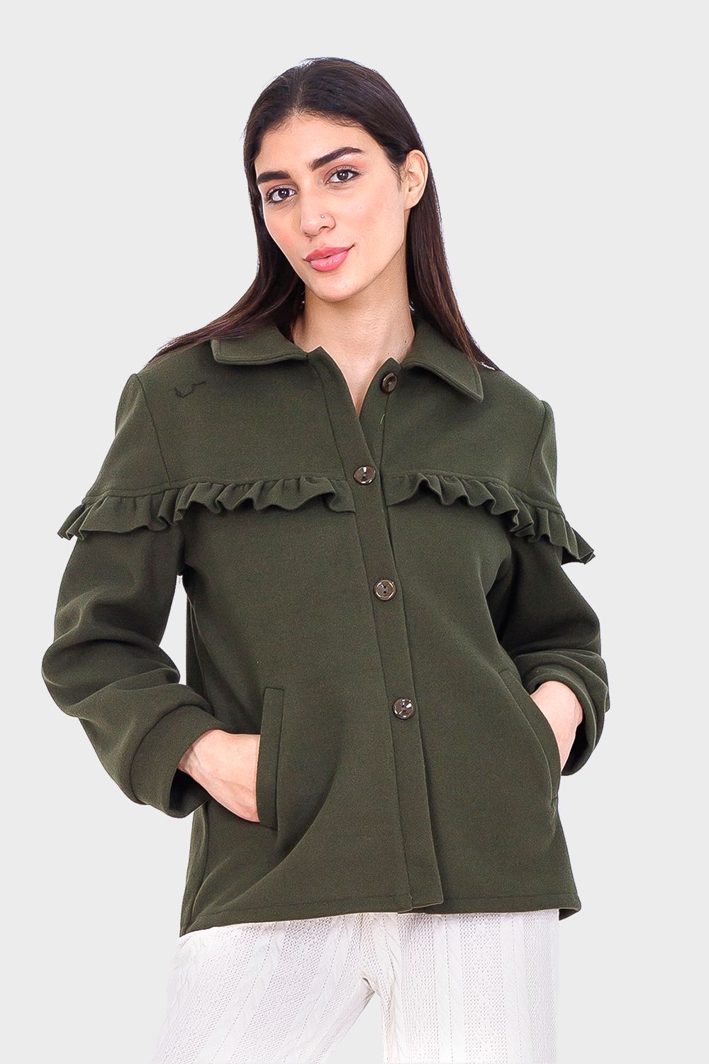 بلوزة بأزرار وتفاصيل كشكش