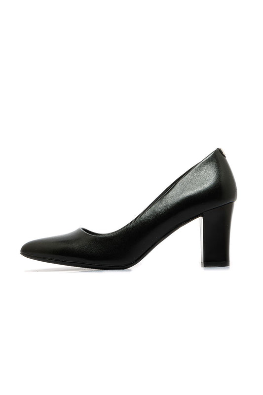 حذاء بكعب عالي بمقدمة مدببة