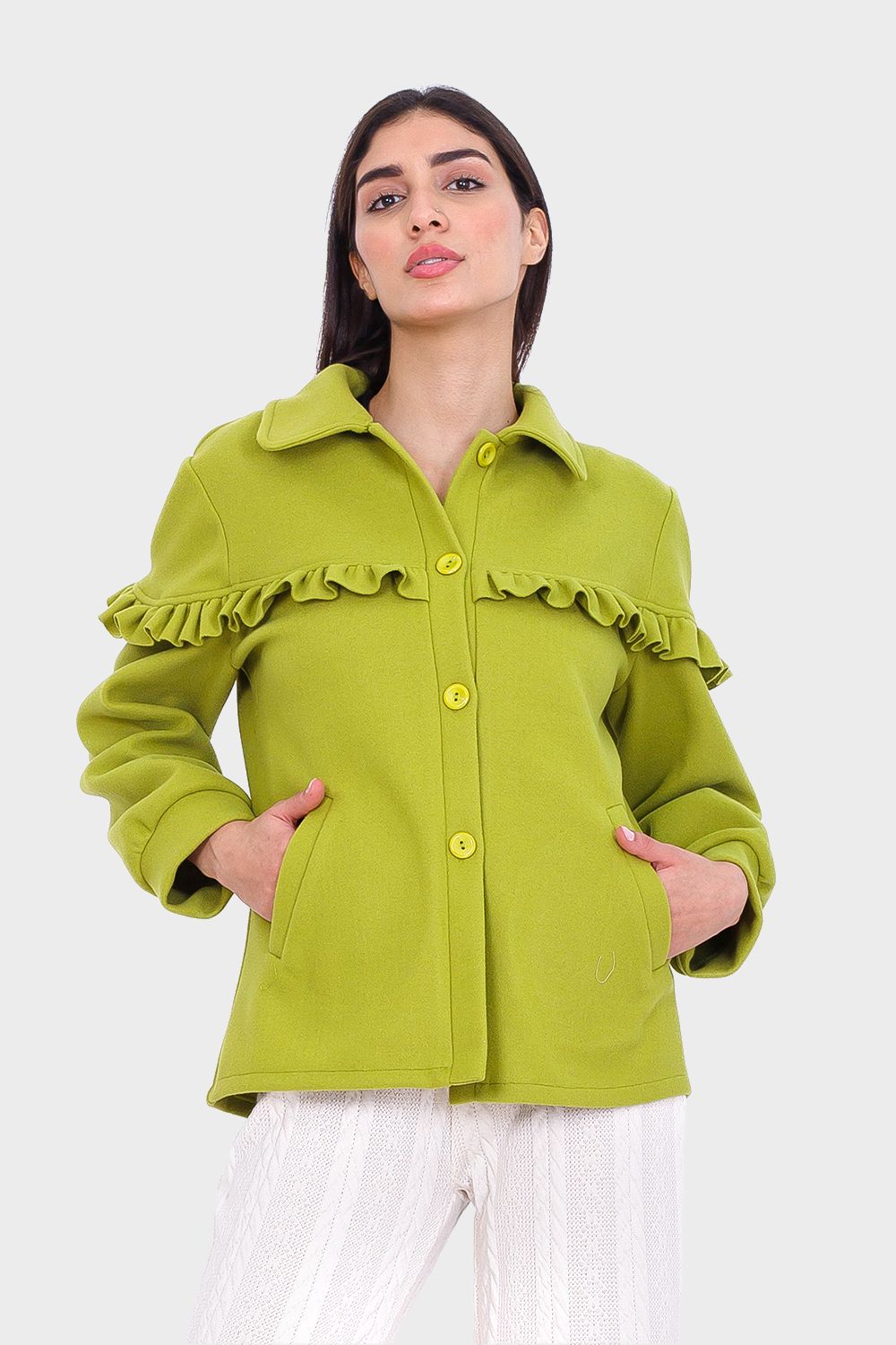 بلوزة بأزرار وتفاصيل كشكش