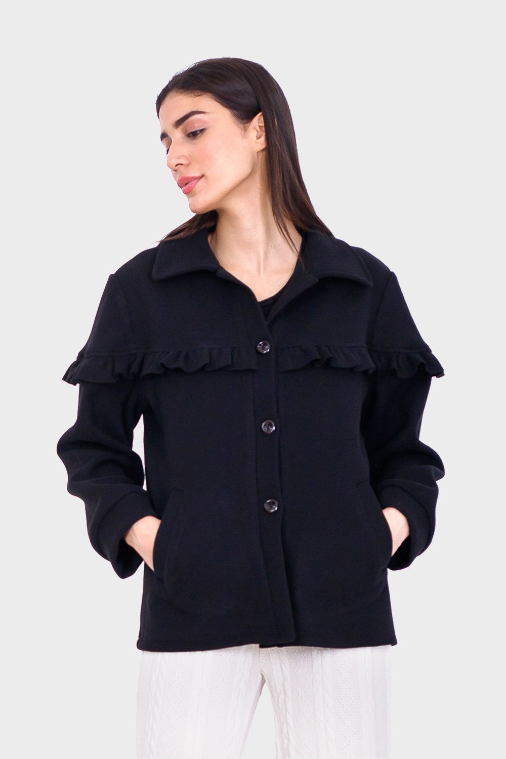 بلوزة بأزرار وتفاصيل كشكش