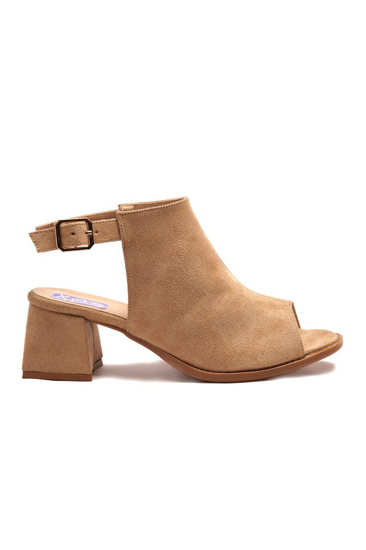صندل بكعب سادة باللون البيج