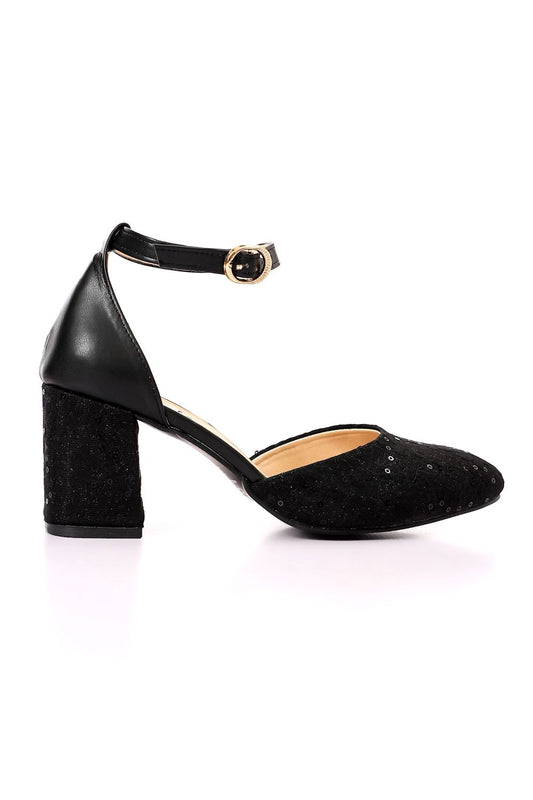 حذاء بكعب عالي من الدانتيل