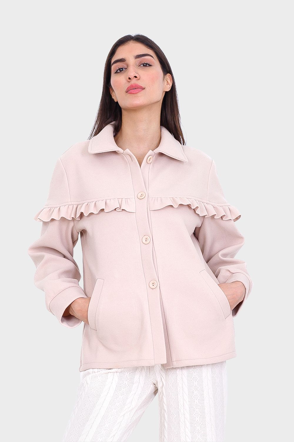 بلوزة بأزرار وتفاصيل كشكش