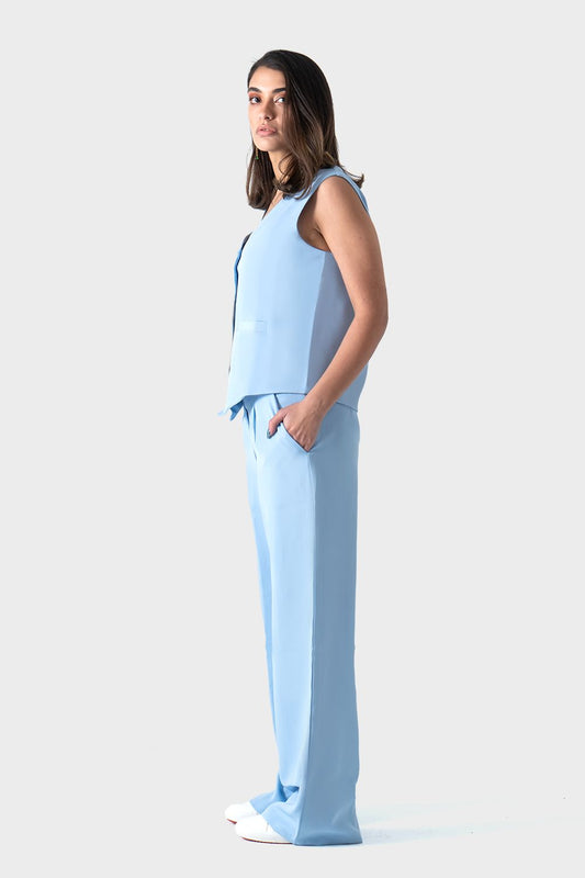 بدلة مكونة من قطعتين فيست وبنطلون بقصّة واسعة، لبني