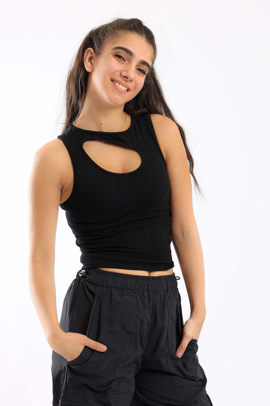 الجزء العلوي بفتحة أمامية مضلعة