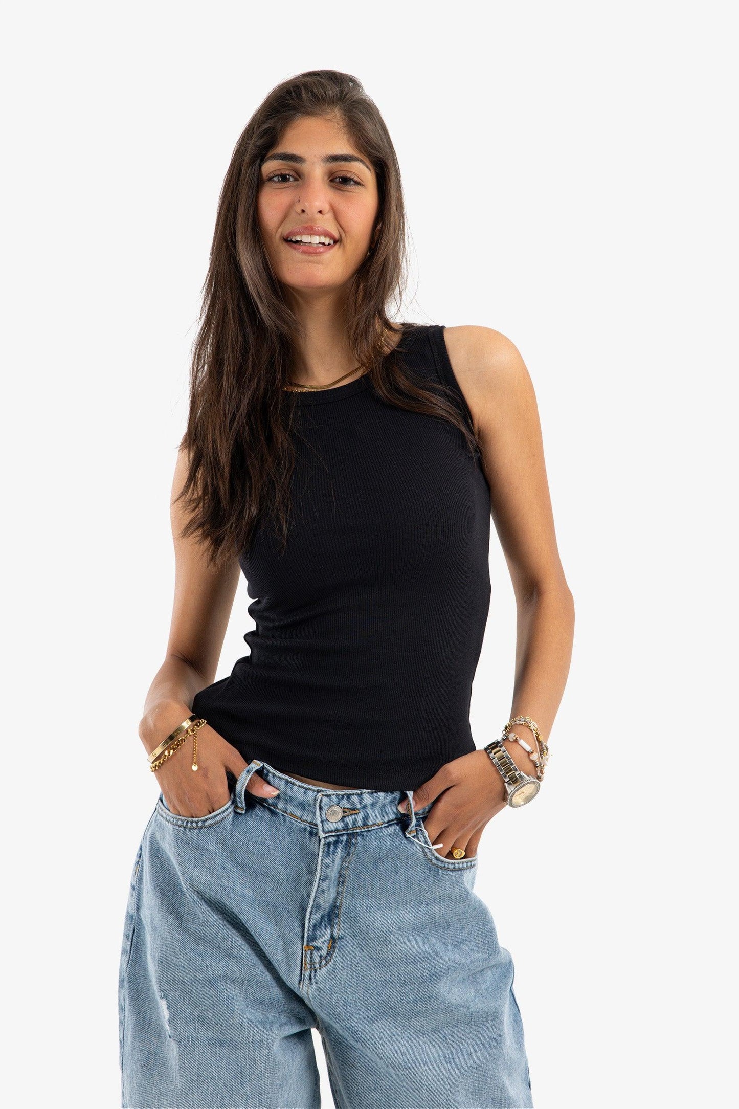 بلوزة سوداء ضيقة مضلعة