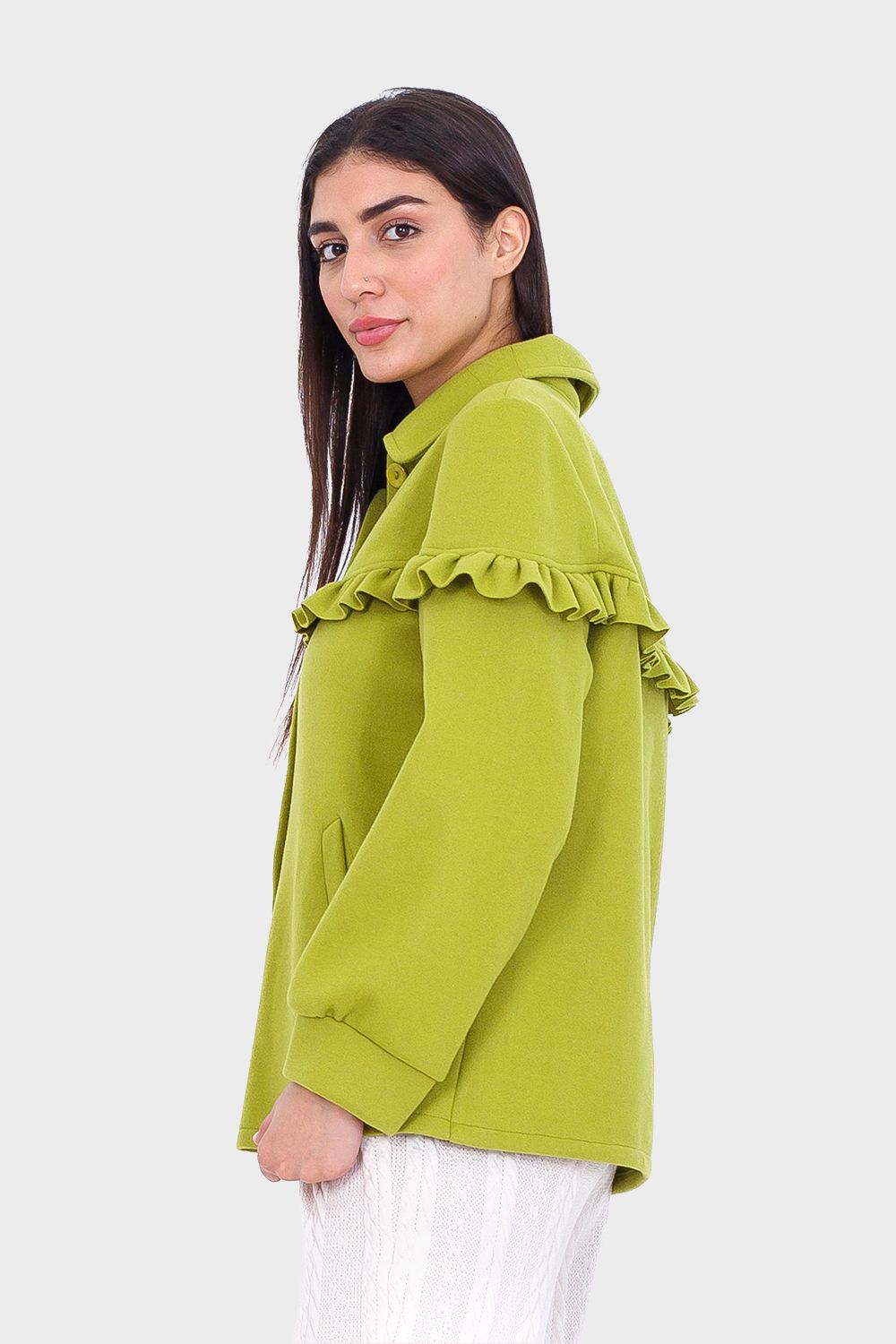 بلوزة بأزرار وتفاصيل كشكش