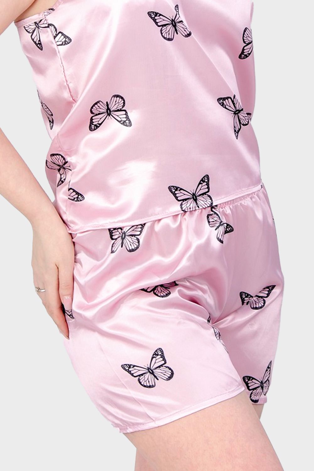 3 Pieces Butterfly Printed Satin Pajama Set - طقم بيجامة ساتان مطبوع عليه فراشة، مكون من 3 قطع