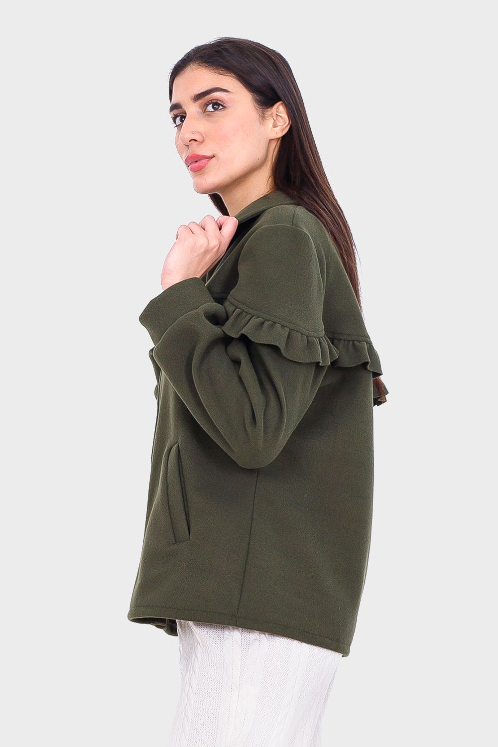 بلوزة بأزرار وتفاصيل كشكش