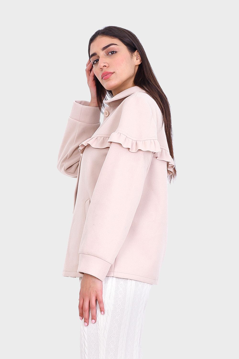 بلوزة بأزرار وتفاصيل كشكش