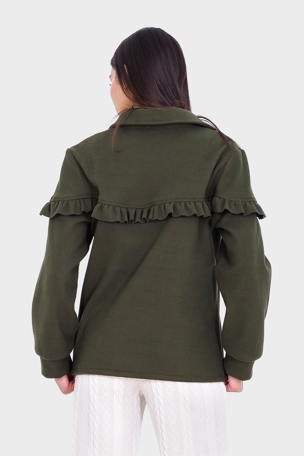 بلوزة بأزرار وتفاصيل كشكش