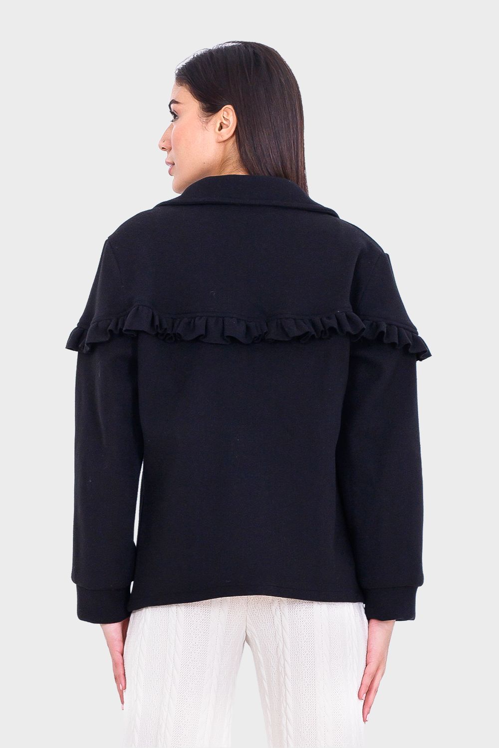 بلوزة بأزرار وتفاصيل كشكش