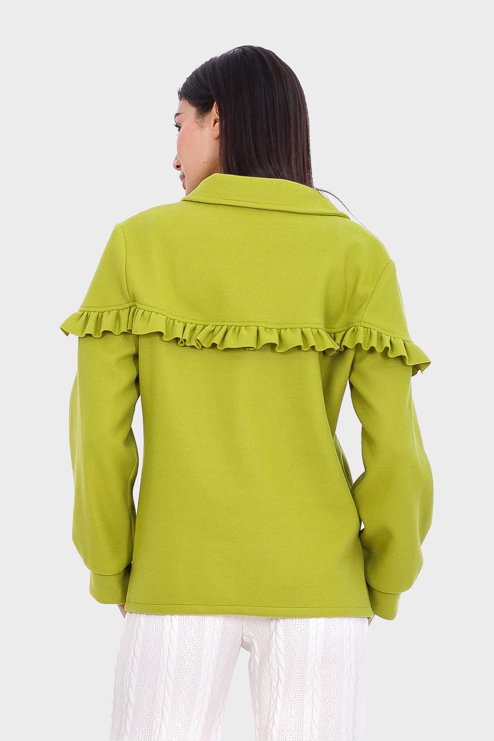 بلوزة بأزرار وتفاصيل كشكش