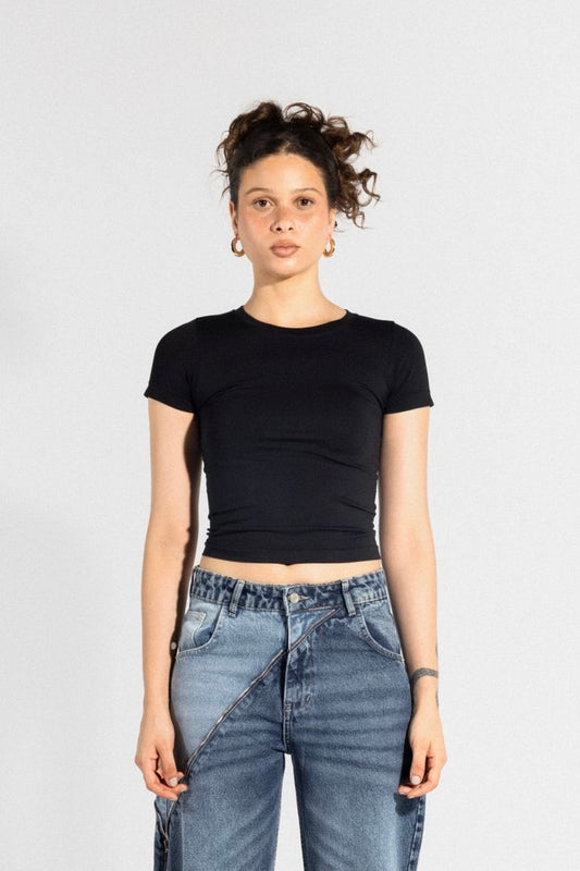 قميص أسود سهل الارتداء