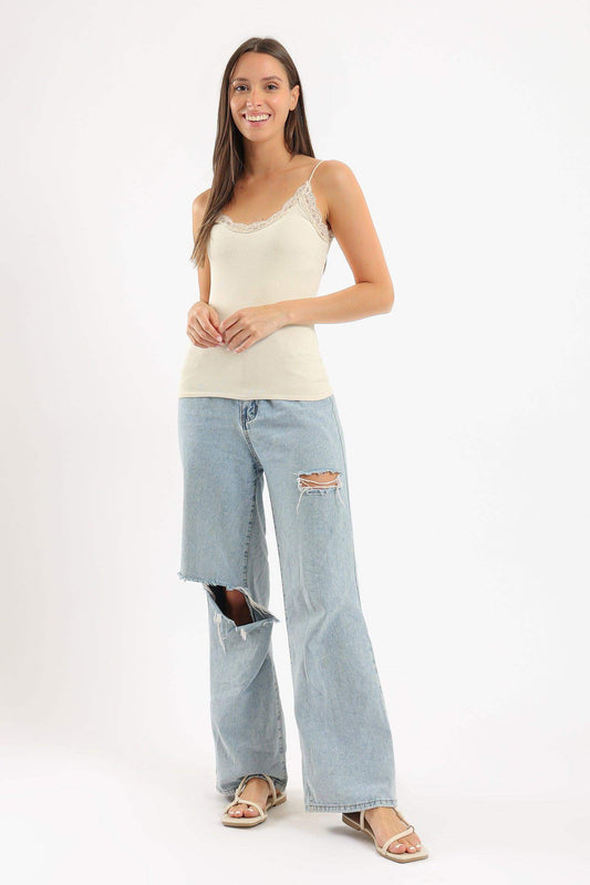 بلوزة بفتحة رقبة مستديرة