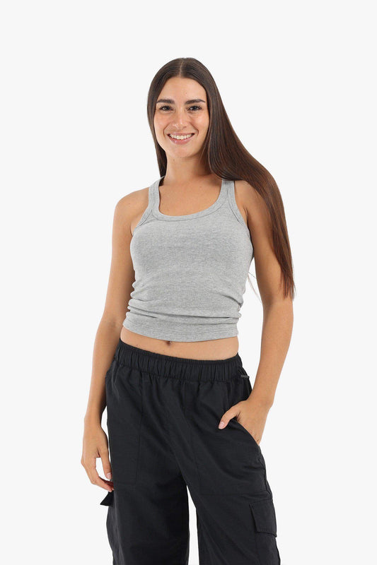 بلوزة بفتحة رقبة مستديرة