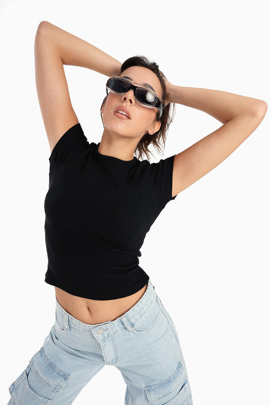 بلوزة سوداء مضلعة برقبة دائرية