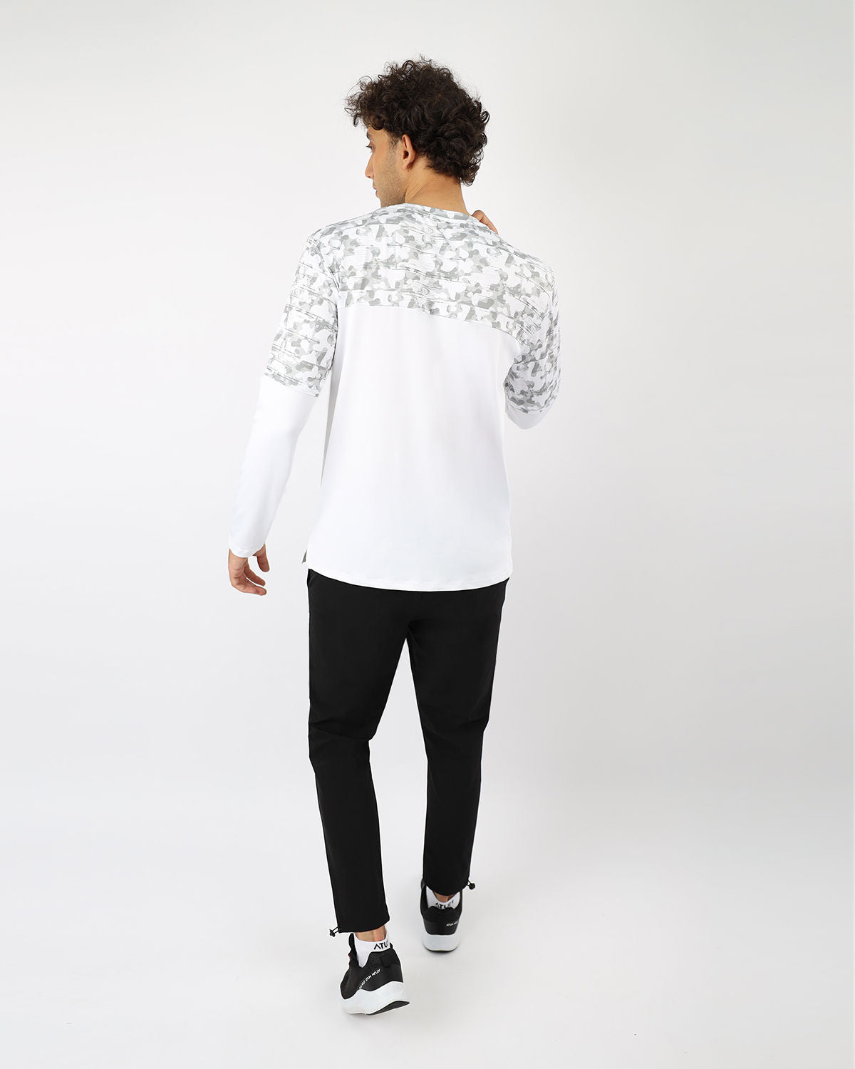 White Long Sleeve Fitness Top - بلوزة رياضية بيضاء بأكمام طويلة