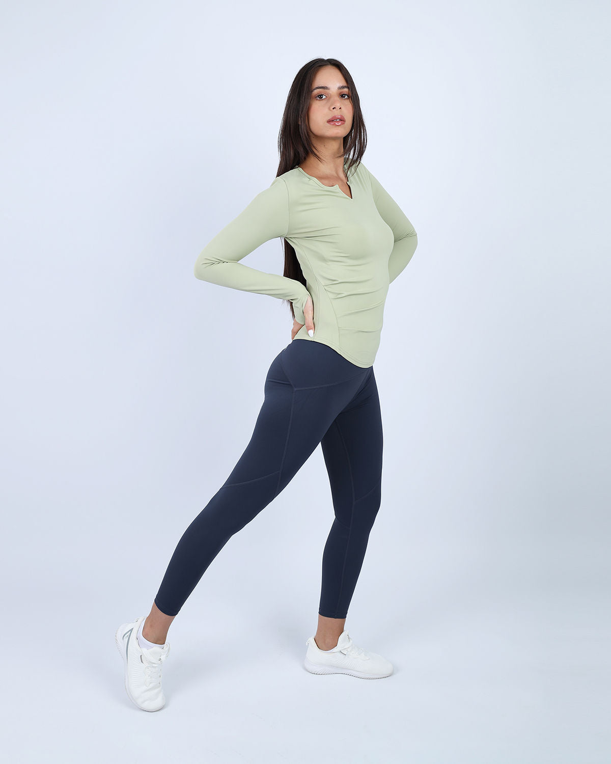 Light Green Blush Elegance Long-Sleeve Active Top - بلوزة رياضية أنيقة بأكمام طويلة باللون الأخضر الفاتح