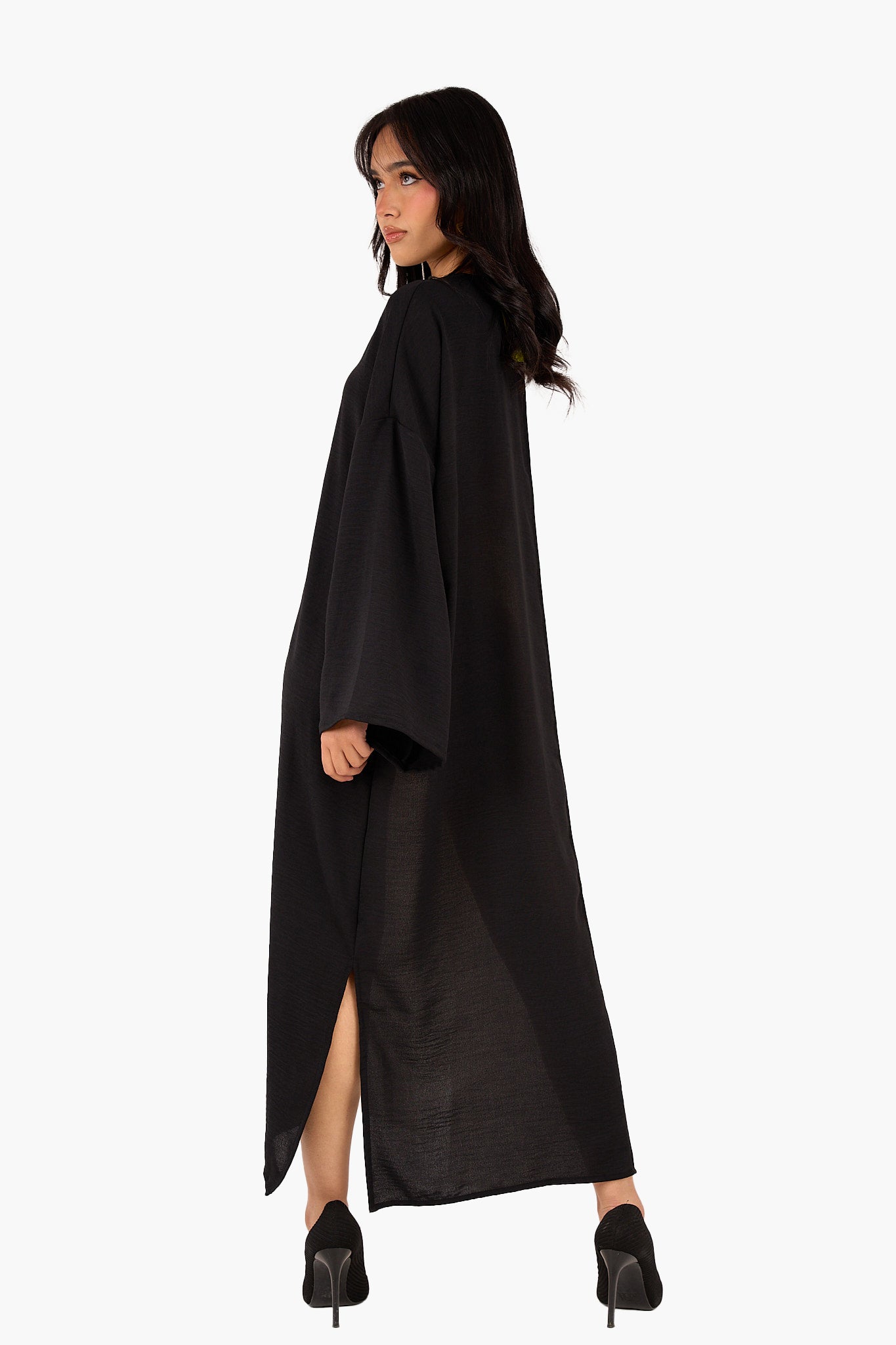 فستان ثنائي اللون بفتحة رقبة على شكل حرف V